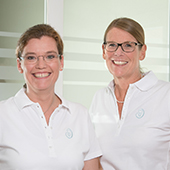 Das Zahnarzt Team Britta Schütz-Wex und Maren Koch von den Walddörfer Zahnärzten